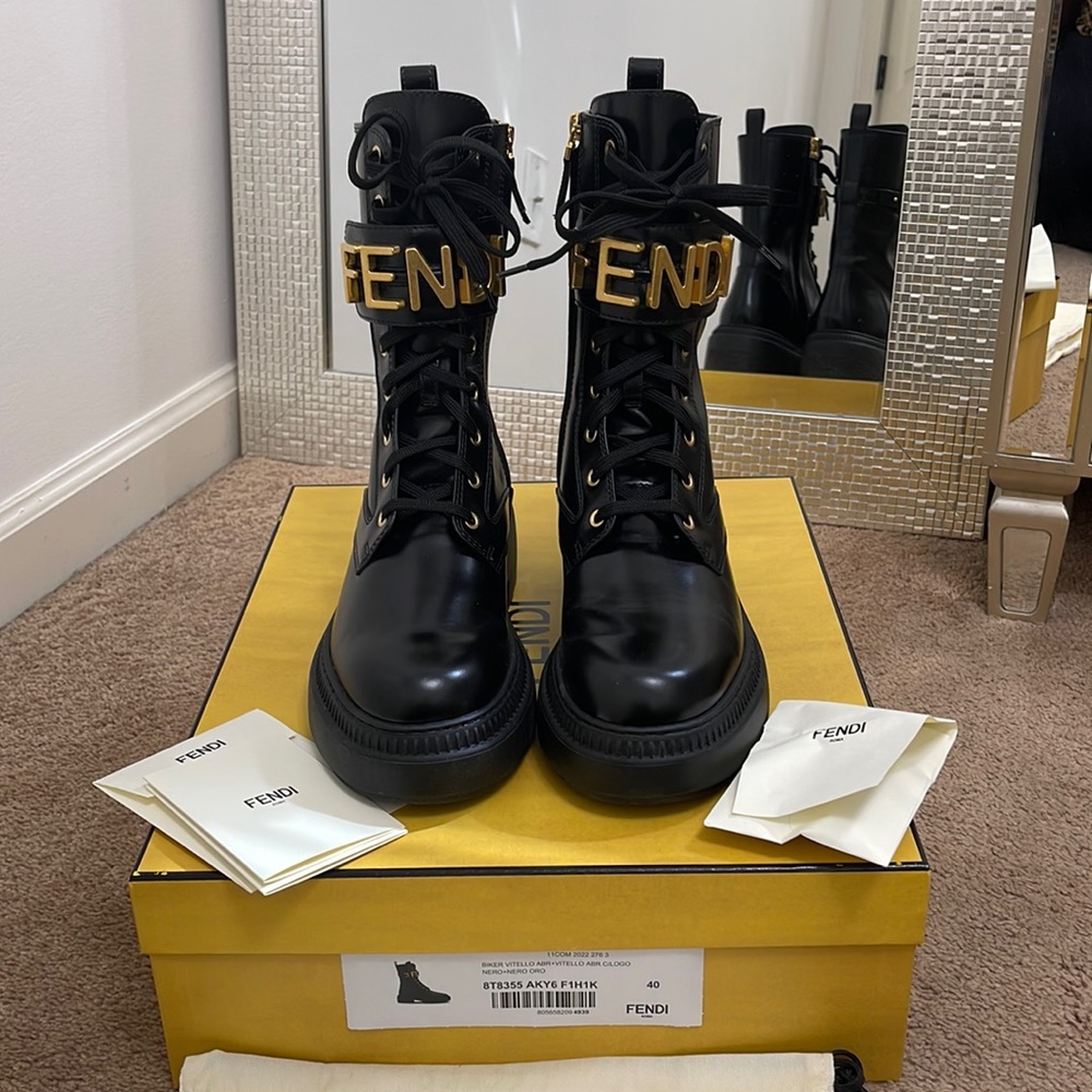 MINT/EXCELLENT condition Fendi Fendigraphy boots sz 40